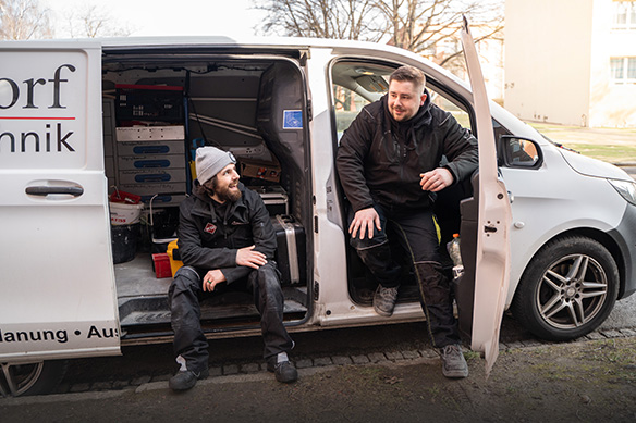 Elektriker gesucht? Asendof Elektrotechnik Mitarbeiter im Auto