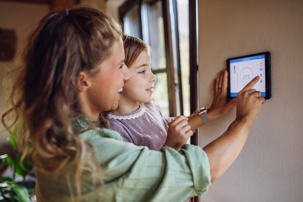 Gebäudeautomation Smart Home Systeme Frau mit Kind