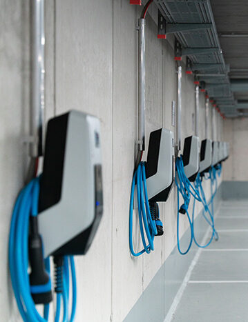 Gebäudeautomation Ladeinfrastruktur Wallbox Installation in Garage