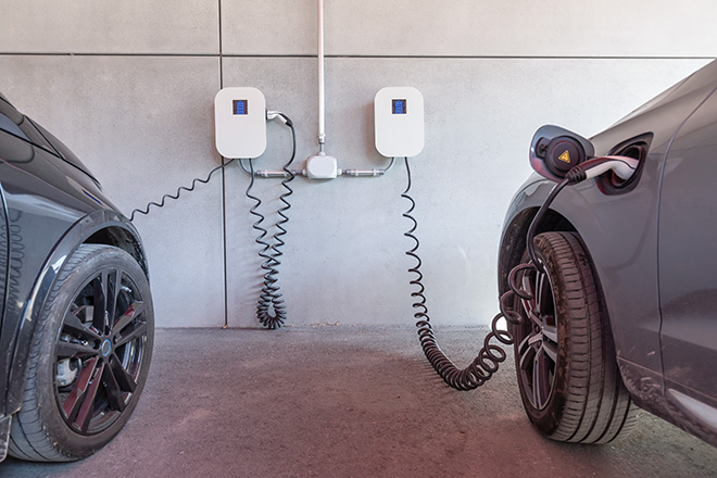 Gebäudeautomation Wallbox Installation mit zwei Autos
